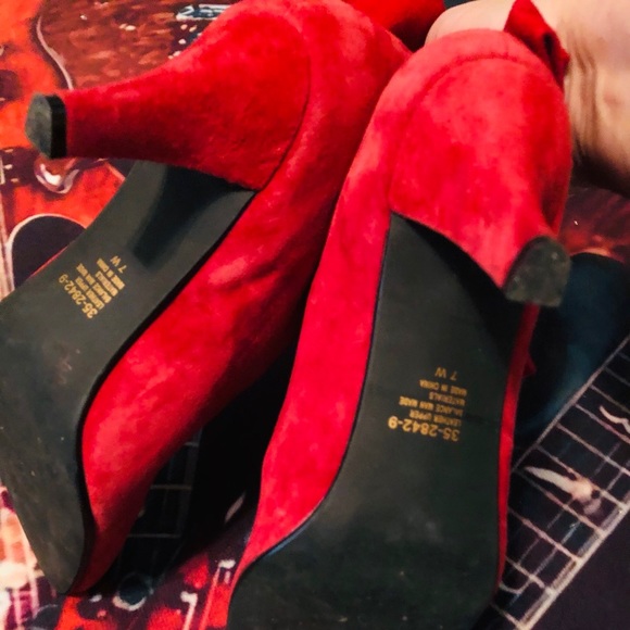 Fabulous Bijou Red Suede Bow Heels! - Picture 3 of 14